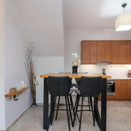 Ruvelis Villa Fiolítis